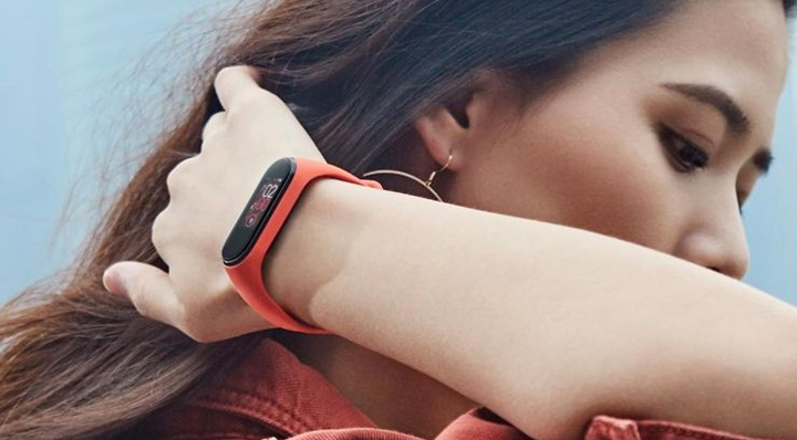 Xiaomi Mi Smart Band 4 on girls arm